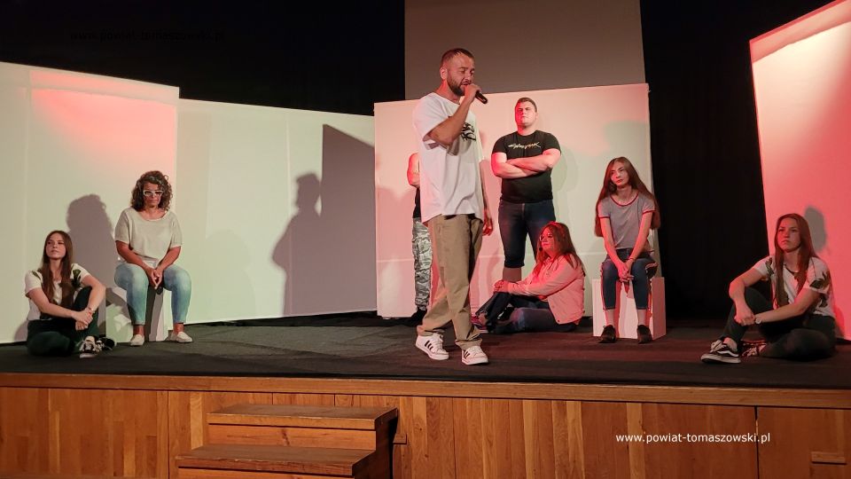 Zdjęcie ze spektaklu „Wszechobecni”, który został zaprezentowany przez Młodzieżowy Teatr ds. Ciężkich w MCK Tkacz w Tomaszowie Mazowieckim w poniedziałek, 20 czerwca 2022 roku,