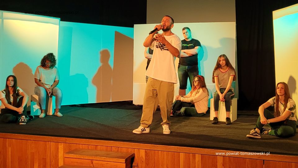 Zdjęcie ze spektaklu „Wszechobecni”, który został zaprezentowany przez Młodzieżowy Teatr ds. Ciężkich w MCK Tkacz w Tomaszowie Mazowieckim w poniedziałek, 20 czerwca 2022 roku,