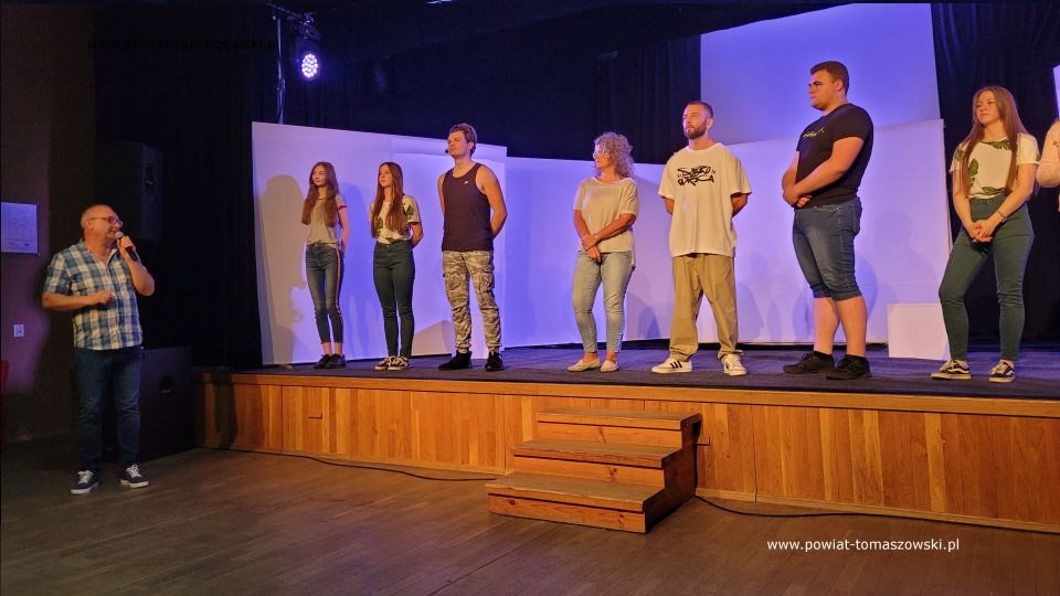 Zdjęcie ze spektaklu „Wszechobecni”, który został zaprezentowany przez Młodzieżowy Teatr ds. Ciężkich w MCK Tkacz w Tomaszowie Mazowieckim w poniedziałek, 20 czerwca 2022 roku,