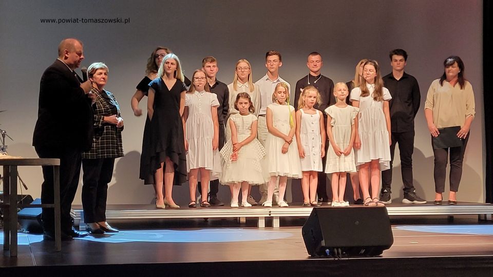 Na zdjęciu: uczestnicy widowiska  muzyczno–filmowego, upamiętniającego Narodowy Dzień Pamięci Powstania Warszawskiego, które odbyło się w sali widowiskowej Powiatowego Centrum Animacji Społecznej w Tomaszowie Mazowieckim w 78. rocznicę wybuchu powstania warszawskiego, w poniedziałek, 1 sierpnia 2022 roku, 