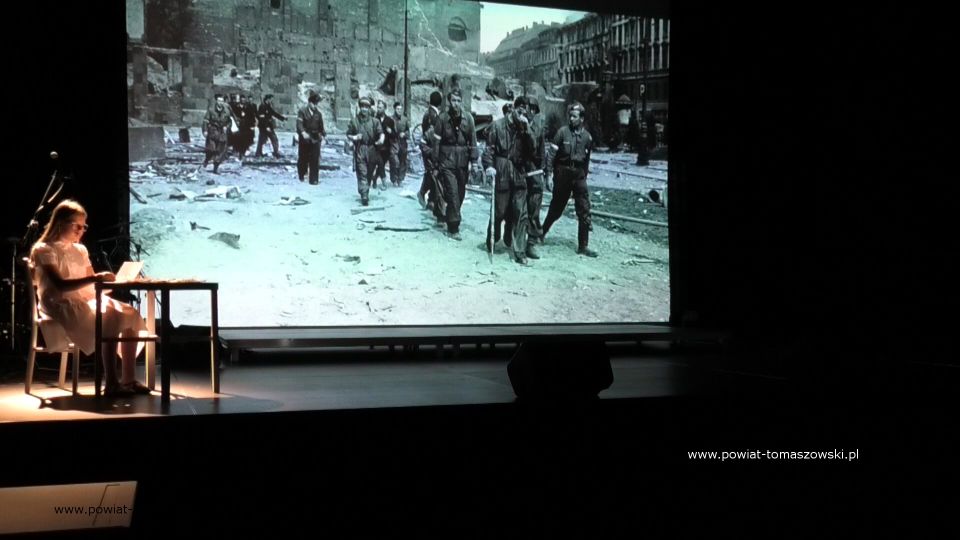 Na zdjęciu: uczestnicy widowiska  muzyczno–filmowego, upamiętniającego Narodowy Dzień Pamięci Powstania Warszawskiego, które odbyło się w sali widowiskowej Powiatowego Centrum Animacji Społecznej w Tomaszowie Mazowieckim w 78. rocznicę wybuchu powstania warszawskiego, w poniedziałek, 1 sierpnia 2022 roku, 