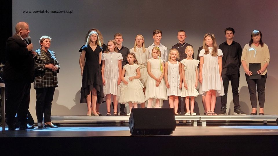 Na zdjęciu: uczestnicy widowiska  muzyczno–filmowego, upamiętniającego Narodowy Dzień Pamięci Powstania Warszawskiego, które odbyło się w sali widowiskowej Powiatowego Centrum Animacji Społecznej w Tomaszowie Mazowieckim w 78. rocznicę wybuchu powstania warszawskiego, w poniedziałek, 1 sierpnia 2022 roku, 