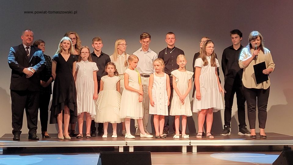 Na zdjęciu: uczestnicy widowiska  muzyczno–filmowego, upamiętniającego Narodowy Dzień Pamięci Powstania Warszawskiego, które odbyło się w sali widowiskowej Powiatowego Centrum Animacji Społecznej w Tomaszowie Mazowieckim w 78. rocznicę wybuchu powstania warszawskiego, w poniedziałek, 1 sierpnia 2022 roku, 
