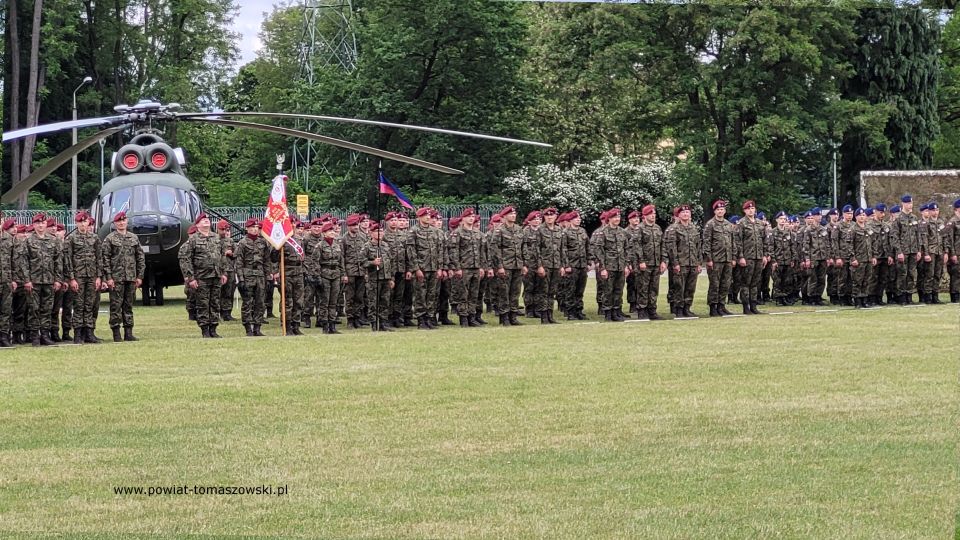 Na zdjęciu: uczestnicy uroczystości z okazji Święta 25. Brygady Kawalerii Powietrznej, które odbyły się w środę, 15 czerwca 2022 roku, na stadionie wojskowym 25. Brygady kawalerii Powietrznej w Tomaszowie Mazowieckim Na zdjęciu: uczestnicy uroczystości z okazji Święta 25. Brygady Kawalerii Powietrznej, które odbyły się w środę, 15 czerwca 2022 roku, na stadionie wojskowym 25. Brygady kawalerii Powietrznej w Tomaszowie Mazowieckim