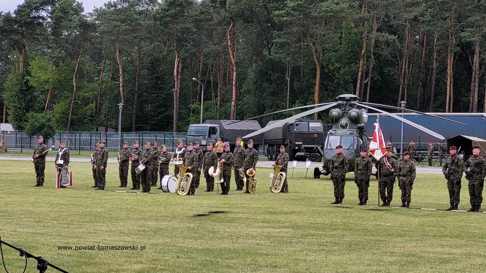 Na zdjęciu: uczestnicy uroczystości z okazji Święta 25. Brygady Kawalerii Powietrznej, które odbyły się w środę, 15 czerwca 2022 roku, na stadionie wojskowym 25. Brygady kawalerii Powietrznej w Tomaszowie Mazowieckim Na zdjęciu: uczestnicy uroczystości z okazji Święta 25. Brygady Kawalerii Powietrznej, które odbyły się w środę, 15 czerwca 2022 roku, na stadionie wojskowym 25. Brygady kawalerii Powietrznej w Tomaszowie Mazowieckim