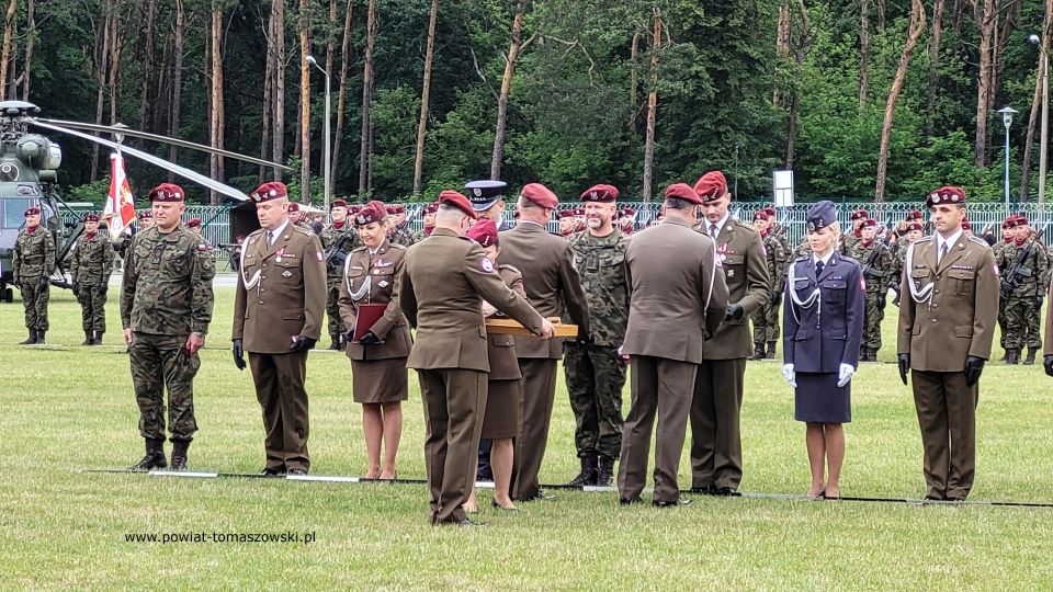 Na zdjęciu: uczestnicy uroczystości z okazji Święta 25. Brygady Kawalerii Powietrznej, które odbyły się w środę, 15 czerwca 2022 roku, na stadionie wojskowym 25. Brygady kawalerii Powietrznej w Tomaszowie Mazowieckim Na zdjęciu: uczestnicy uroczystości z okazji Święta 25. Brygady Kawalerii Powietrznej, które odbyły się w środę, 15 czerwca 2022 roku, na stadionie wojskowym 25. Brygady kawalerii Powietrznej w Tomaszowie Mazowieckim