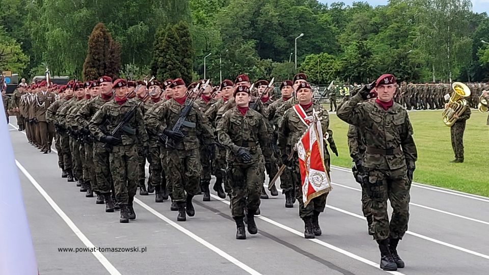 Na zdjęciu: uczestnicy uroczystości z okazji Święta 25. Brygady Kawalerii Powietrznej, które odbyły się w środę, 15 czerwca 2022 roku, na stadionie wojskowym 25. Brygady kawalerii Powietrznej w Tomaszowie Mazowieckim Na zdjęciu: uczestnicy uroczystości z okazji Święta 25. Brygady Kawalerii Powietrznej, które odbyły się w środę, 15 czerwca 2022 roku, na stadionie wojskowym 25. Brygady kawalerii Powietrznej w Tomaszowie Mazowieckim
