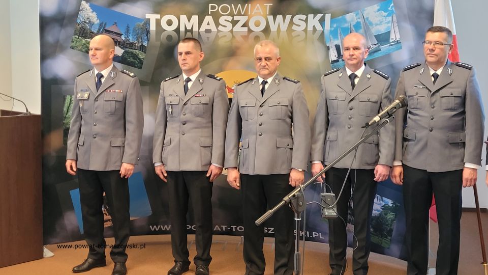 Na zdjęciu: uczestnicy konferencji prasowej, podczas której wręczone zostały wyróżnienia, za wieloletnią służbę, dla policjantów Komendy Powiatowej Policji w  Tomaszowie Mazowieckim, która odbyła się w piątek, 7 października 2022 roku, w sali konferencyjnej w Starostwie Powiatowym w  Tomaszowie Mazowieckim