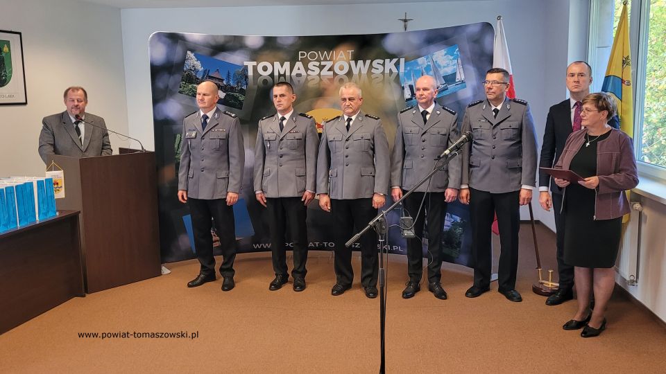 Na zdjęciu: uczestnicy konferencji prasowej, podczas której wręczone zostały wyróżnienia, za wieloletnią służbę, dla policjantów Komendy Powiatowej Policji w  Tomaszowie Mazowieckim, która odbyła się w piątek, 7 października 2022 roku, w sali konferencyjnej w Starostwie Powiatowym w  Tomaszowie Mazowieckim