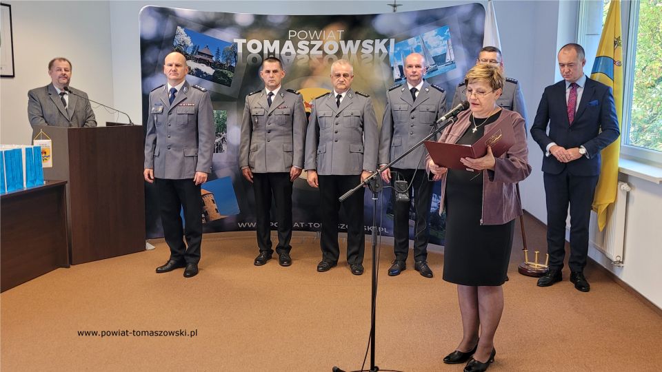 Na zdjęciu: uczestnicy konferencji prasowej, podczas której wręczone zostały wyróżnienia, za wieloletnią służbę, dla policjantów Komendy Powiatowej Policji w  Tomaszowie Mazowieckim, która odbyła się w piątek, 7 października 2022 roku, w sali konferencyjnej w Starostwie Powiatowym w  Tomaszowie Mazowieckim