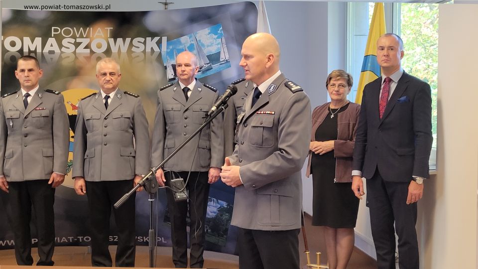 Na zdjęciu: uczestnicy konferencji prasowej, podczas której wręczone zostały wyróżnienia, za wieloletnią służbę, dla policjantów Komendy Powiatowej Policji w  Tomaszowie Mazowieckim, która odbyła się w piątek, 7 października 2022 roku, w sali konferencyjnej w Starostwie Powiatowym w  Tomaszowie Mazowieckim