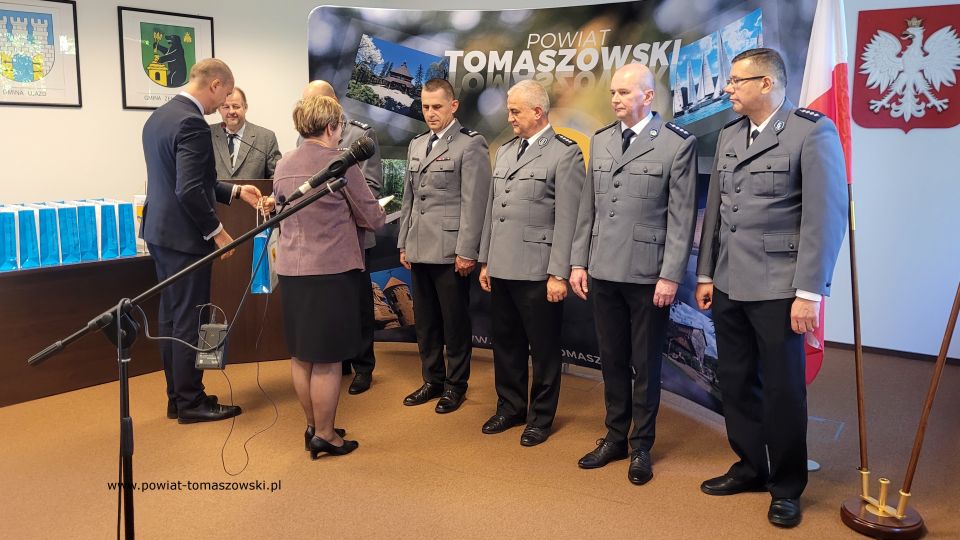 Na zdjęciu: uczestnicy konferencji prasowej, podczas której wręczone zostały wyróżnienia, za wieloletnią służbę, dla policjantów Komendy Powiatowej Policji w  Tomaszowie Mazowieckim, która odbyła się w piątek, 7 października 2022 roku, w sali konferencyjnej w Starostwie Powiatowym w  Tomaszowie Mazowieckim