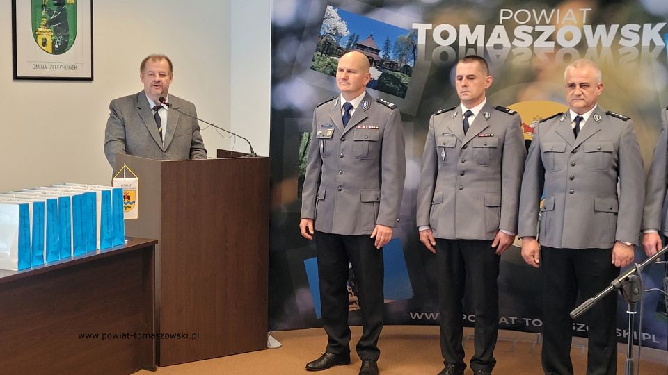 Na zdjęciu: uczestnicy konferencji prasowej, podczas której wręczone zostały wyróżnienia, za wieloletnią służbę, dla policjantów Komendy Powiatowej Policji w  Tomaszowie Mazowieckim, która odbyła się w piątek, 7 października 2022 roku, w sali konferencyjnej w Starostwie Powiatowym w  Tomaszowie Mazowieckim