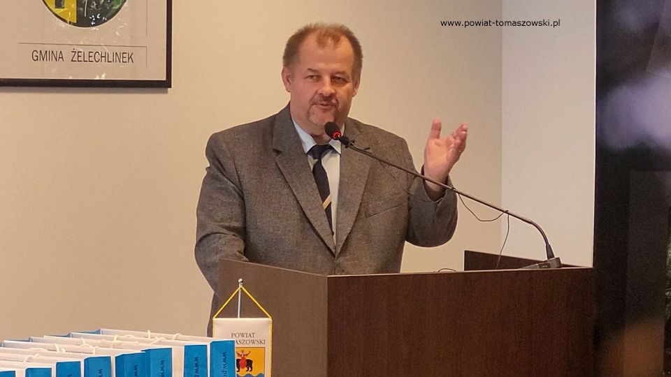 Na zdjęciu: uczestnicy konferencji prasowej, podczas której wręczone zostały wyróżnienia, za wieloletnią służbę, dla policjantów Komendy Powiatowej Policji w  Tomaszowie Mazowieckim, która odbyła się w piątek, 7 października 2022 roku, w sali konferencyjnej w Starostwie Powiatowym w  Tomaszowie Mazowieckim