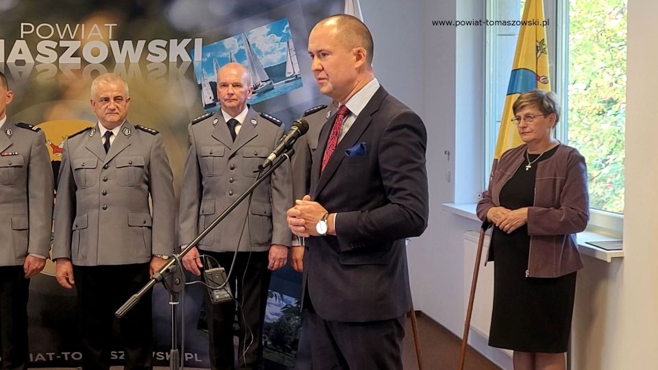 Na zdjęciu: uczestnicy konferencji prasowej, podczas której wręczone zostały wyróżnienia, za wieloletnią służbę, dla policjantów Komendy Powiatowej Policji w  Tomaszowie Mazowieckim, która odbyła się w piątek, 7 października 2022 roku, w sali konferencyjnej w Starostwie Powiatowym w  Tomaszowie Mazowieckim