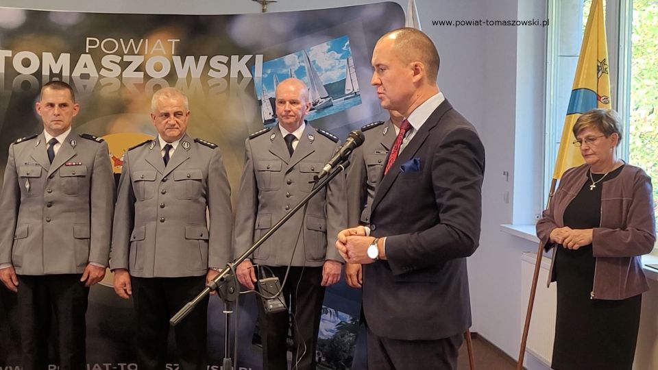 Na zdjęciu: uczestnicy konferencji prasowej, podczas której wręczone zostały wyróżnienia, za wieloletnią służbę, dla policjantów Komendy Powiatowej Policji w  Tomaszowie Mazowieckim, która odbyła się w piątek, 7 października 2022 roku, w sali konferencyjnej w Starostwie Powiatowym w  Tomaszowie Mazowieckim