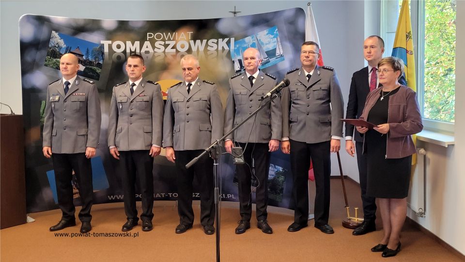 Na zdjęciu: uczestnicy konferencji prasowej, podczas której wręczone zostały wyróżnienia, za wieloletnią służbę, dla policjantów Komendy Powiatowej Policji w  Tomaszowie Mazowieckim, która odbyła się w piątek, 7 października 2022 roku, w sali konferencyjnej w Starostwie Powiatowym w  Tomaszowie Mazowieckim