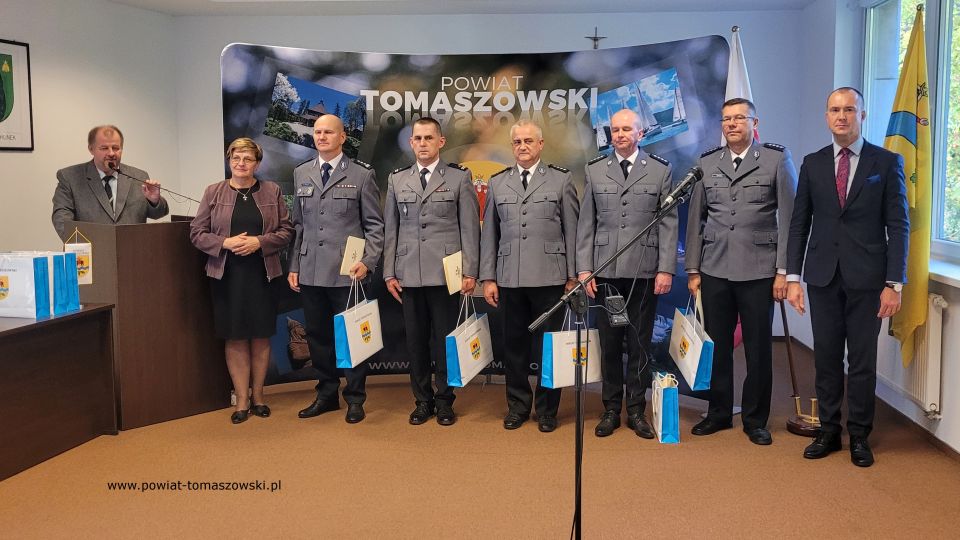 Na zdjęciu: uczestnicy konferencji prasowej, podczas której wręczone zostały wyróżnienia, za wieloletnią służbę, dla policjantów Komendy Powiatowej Policji w  Tomaszowie Mazowieckim, która odbyła się w piątek, 7 października 2022 roku, w sali konferencyjnej w Starostwie Powiatowym w  Tomaszowie Mazowieckim