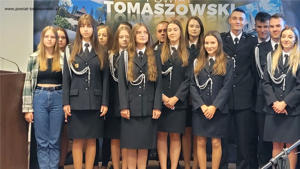 Na zdjęciu: uczestnicy konferencji prasowej, podczas której wręczone zostały wyróżnienia dla strażaków ochotników za udział w VI Wojewódzkich Zawodach Sportowo-Pożarniczych, która odbyła się w piątek, 7 października 2022 roku, w sali konferencyjnej w Starostwie Powiatowym w Tomaszowie Mazowieckim Na zdjęciu: uczestnicy konferencji prasowej, podczas której wręczone zostały wyróżnienia dla strażaków ochotników za udział w VI Wojewódzkich Zawodach Sportowo-Pożarniczych, która odbyła się w piątek, 7 października 2022 roku, w sali konferencyjnej w Starostwie Powiatowym w Tomaszowie Mazowieckim