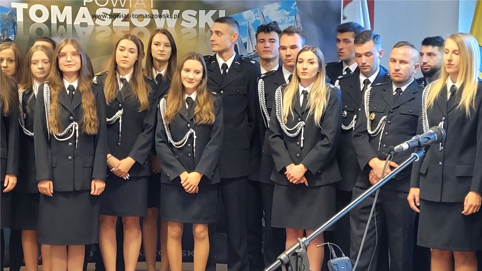 Na zdjęciu: uczestnicy konferencji prasowej, podczas której wręczone zostały wyróżnienia dla strażaków ochotników za udział w VI Wojewódzkich Zawodach Sportowo-Pożarniczych, która odbyła się w piątek, 7 października 2022 roku, w sali konferencyjnej w Starostwie Powiatowym w Tomaszowie Mazowieckim Na zdjęciu: uczestnicy konferencji prasowej, podczas której wręczone zostały wyróżnienia dla strażaków ochotników za udział w VI Wojewódzkich Zawodach Sportowo-Pożarniczych, która odbyła się w piątek, 7 października 2022 roku, w sali konferencyjnej w Starostwie Powiatowym w Tomaszowie Mazowieckim