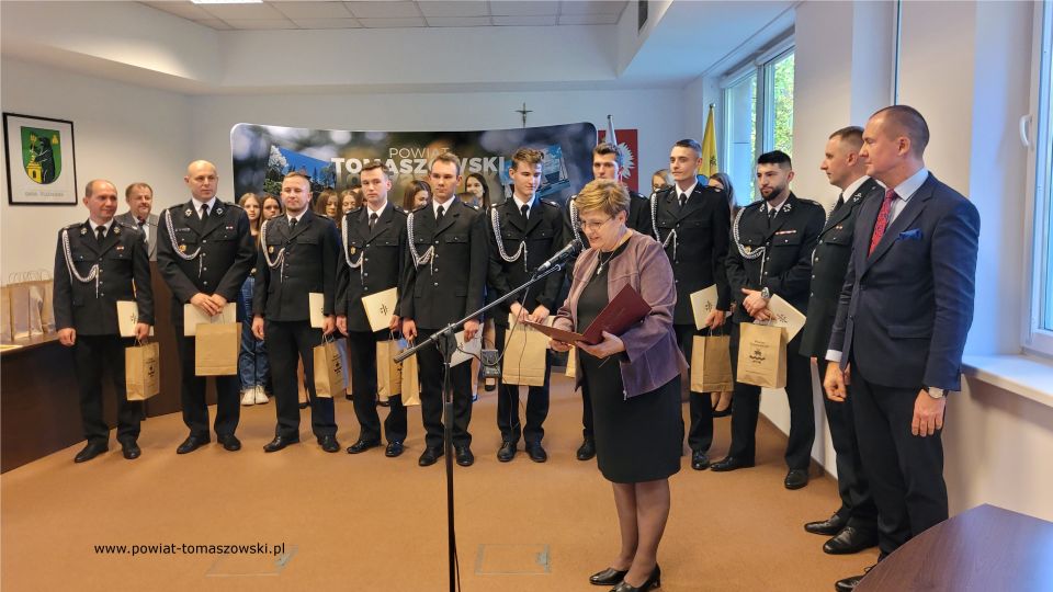 Na zdjęciu: uczestnicy konferencji prasowej, podczas której wręczone zostały wyróżnienia dla strażaków ochotników za udział w VI Wojewódzkich Zawodach Sportowo-Pożarniczych, która odbyła się w piątek, 7 października 2022 roku, w sali konferencyjnej w Starostwie Powiatowym w Tomaszowie Mazowieckim Na zdjęciu: uczestnicy konferencji prasowej, podczas której wręczone zostały wyróżnienia dla strażaków ochotników za udział w VI Wojewódzkich Zawodach Sportowo-Pożarniczych, która odbyła się w piątek, 7 października 2022 roku, w sali konferencyjnej w Starostwie Powiatowym w Tomaszowie Mazowieckim