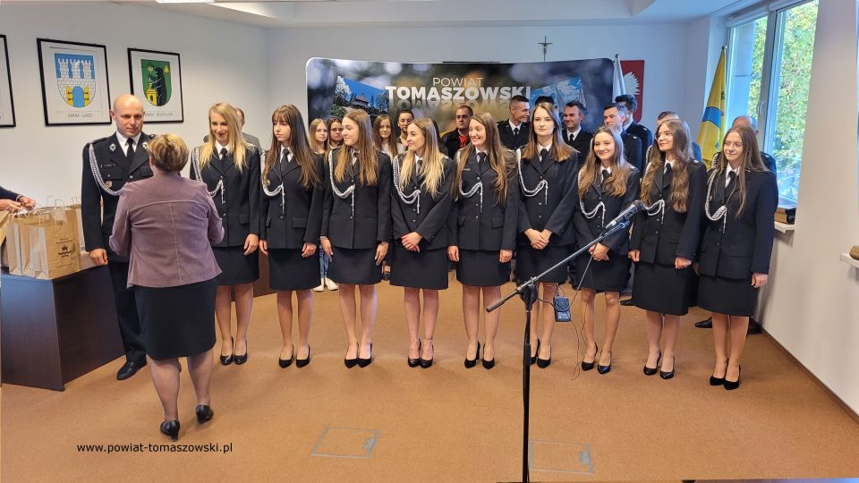Na zdjęciu: uczestnicy konferencji prasowej, podczas której wręczone zostały wyróżnienia dla strażaków ochotników za udział w VI Wojewódzkich Zawodach Sportowo-Pożarniczych, która odbyła się w piątek, 7 października 2022 roku, w sali konferencyjnej w Starostwie Powiatowym w Tomaszowie Mazowieckim Na zdjęciu: uczestnicy konferencji prasowej, podczas której wręczone zostały wyróżnienia dla strażaków ochotników za udział w VI Wojewódzkich Zawodach Sportowo-Pożarniczych, która odbyła się w piątek, 7 października 2022 roku, w sali konferencyjnej w Starostwie Powiatowym w Tomaszowie Mazowieckim