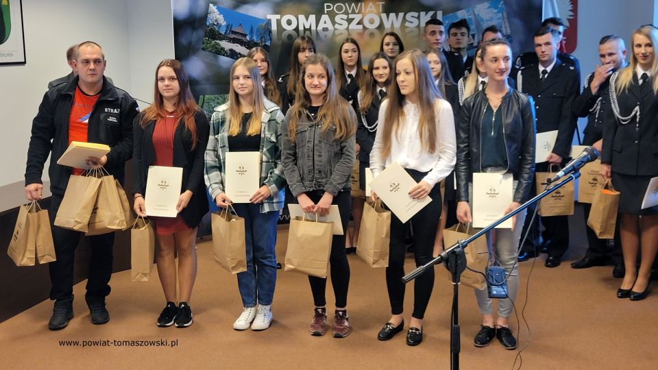 Na zdjęciu: uczestnicy konferencji prasowej, podczas której wręczone zostały wyróżnienia dla strażaków ochotników za udział w VI Wojewódzkich Zawodach Sportowo-Pożarniczych, która odbyła się w piątek, 7 października 2022 roku, w sali konferencyjnej w Starostwie Powiatowym w Tomaszowie Mazowieckim Na zdjęciu: uczestnicy konferencji prasowej, podczas której wręczone zostały wyróżnienia dla strażaków ochotników za udział w VI Wojewódzkich Zawodach Sportowo-Pożarniczych, która odbyła się w piątek, 7 października 2022 roku, w sali konferencyjnej w Starostwie Powiatowym w Tomaszowie Mazowieckim