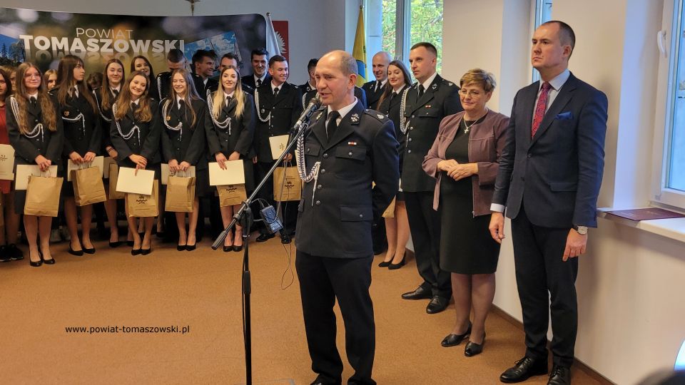 Na zdjęciu: uczestnicy konferencji prasowej, podczas której wręczone zostały wyróżnienia dla strażaków ochotników za udział w VI Wojewódzkich Zawodach Sportowo-Pożarniczych, która odbyła się w piątek, 7 października 2022 roku, w sali konferencyjnej w Starostwie Powiatowym w Tomaszowie Mazowieckim Na zdjęciu: uczestnicy konferencji prasowej, podczas której wręczone zostały wyróżnienia dla strażaków ochotników za udział w VI Wojewódzkich Zawodach Sportowo-Pożarniczych, która odbyła się w piątek, 7 października 2022 roku, w sali konferencyjnej w Starostwie Powiatowym w Tomaszowie Mazowieckim
