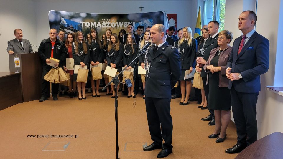 Na zdjęciu: uczestnicy konferencji prasowej, podczas której wręczone zostały wyróżnienia dla strażaków ochotników za udział w VI Wojewódzkich Zawodach Sportowo-Pożarniczych, która odbyła się w piątek, 7 października 2022 roku, w sali konferencyjnej w Starostwie Powiatowym w Tomaszowie Mazowieckim Na zdjęciu: uczestnicy konferencji prasowej, podczas której wręczone zostały wyróżnienia dla strażaków ochotników za udział w VI Wojewódzkich Zawodach Sportowo-Pożarniczych, która odbyła się w piątek, 7 października 2022 roku, w sali konferencyjnej w Starostwie Powiatowym w Tomaszowie Mazowieckim