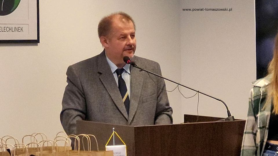 Na zdjęciu: uczestnicy konferencji prasowej, podczas której wręczone zostały wyróżnienia dla strażaków ochotników za udział w VI Wojewódzkich Zawodach Sportowo-Pożarniczych, która odbyła się w piątek, 7 października 2022 roku, w sali konferencyjnej w Starostwie Powiatowym w Tomaszowie Mazowieckim Na zdjęciu: uczestnicy konferencji prasowej, podczas której wręczone zostały wyróżnienia dla strażaków ochotników za udział w VI Wojewódzkich Zawodach Sportowo-Pożarniczych, która odbyła się w piątek, 7 października 2022 roku, w sali konferencyjnej w Starostwie Powiatowym w Tomaszowie Mazowieckim
