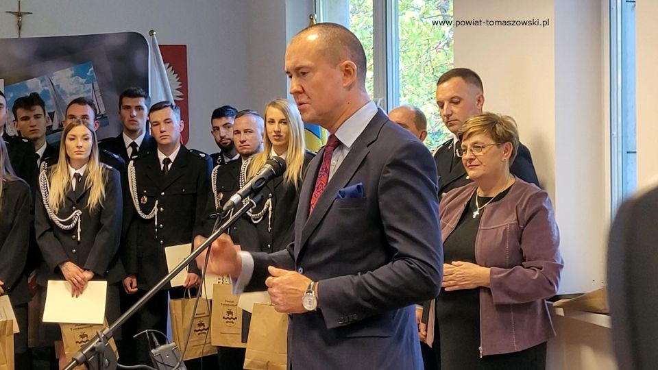 Na zdjęciu: uczestnicy konferencji prasowej, podczas której wręczone zostały wyróżnienia dla strażaków ochotników za udział w VI Wojewódzkich Zawodach Sportowo-Pożarniczych, która odbyła się w piątek, 7 października 2022 roku, w sali konferencyjnej w Starostwie Powiatowym w Tomaszowie Mazowieckim Na zdjęciu: uczestnicy konferencji prasowej, podczas której wręczone zostały wyróżnienia dla strażaków ochotników za udział w VI Wojewódzkich Zawodach Sportowo-Pożarniczych, która odbyła się w piątek, 7 października 2022 roku, w sali konferencyjnej w Starostwie Powiatowym w Tomaszowie Mazowieckim
