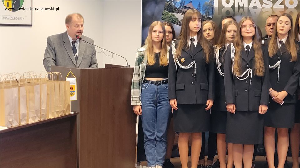 Na zdjęciu: uczestnicy konferencji prasowej, podczas której wręczone zostały wyróżnienia dla strażaków ochotników za udział w VI Wojewódzkich Zawodach Sportowo-Pożarniczych, która odbyła się w piątek, 7 października 2022 roku, w sali konferencyjnej w Starostwie Powiatowym w Tomaszowie Mazowieckim Na zdjęciu: uczestnicy konferencji prasowej, podczas której wręczone zostały wyróżnienia dla strażaków ochotników za udział w VI Wojewódzkich Zawodach Sportowo-Pożarniczych, która odbyła się w piątek, 7 października 2022 roku, w sali konferencyjnej w Starostwie Powiatowym w Tomaszowie Mazowieckim