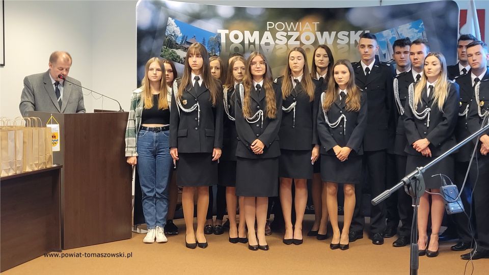 Na zdjęciu: uczestnicy konferencji prasowej, podczas której wręczone zostały wyróżnienia dla strażaków ochotników za udział w VI Wojewódzkich Zawodach Sportowo-Pożarniczych, która odbyła się w piątek, 7 października 2022 roku, w sali konferencyjnej w Starostwie Powiatowym w Tomaszowie Mazowieckim Na zdjęciu: uczestnicy konferencji prasowej, podczas której wręczone zostały wyróżnienia dla strażaków ochotników za udział w VI Wojewódzkich Zawodach Sportowo-Pożarniczych, która odbyła się w piątek, 7 października 2022 roku, w sali konferencyjnej w Starostwie Powiatowym w Tomaszowie Mazowieckim