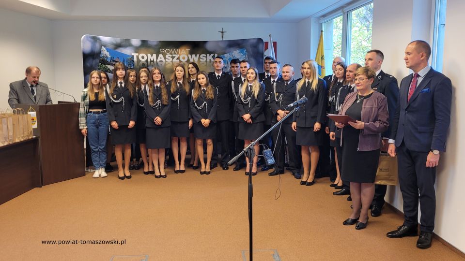 Na zdjęciu: uczestnicy konferencji prasowej, podczas której wręczone zostały wyróżnienia dla strażaków ochotników za udział w VI Wojewódzkich Zawodach Sportowo-Pożarniczych, która odbyła się w piątek, 7 października 2022 roku, w sali konferencyjnej w Starostwie Powiatowym w Tomaszowie Mazowieckim Na zdjęciu: uczestnicy konferencji prasowej, podczas której wręczone zostały wyróżnienia dla strażaków ochotników za udział w VI Wojewódzkich Zawodach Sportowo-Pożarniczych, która odbyła się w piątek, 7 października 2022 roku, w sali konferencyjnej w Starostwie Powiatowym w Tomaszowie Mazowieckim