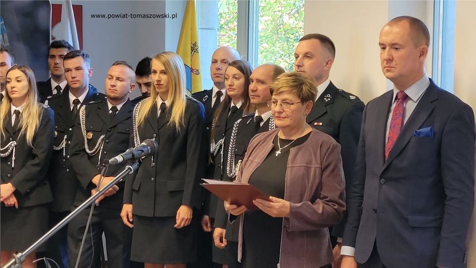 Na zdjęciu: uczestnicy konferencji prasowej, podczas której wręczone zostały wyróżnienia dla strażaków ochotników za udział w VI Wojewódzkich Zawodach Sportowo-Pożarniczych, która odbyła się w piątek, 7 października 2022 roku, w sali konferencyjnej w Starostwie Powiatowym w Tomaszowie Mazowieckim Na zdjęciu: uczestnicy konferencji prasowej, podczas której wręczone zostały wyróżnienia dla strażaków ochotników za udział w VI Wojewódzkich Zawodach Sportowo-Pożarniczych, która odbyła się w piątek, 7 października 2022 roku, w sali konferencyjnej w Starostwie Powiatowym w Tomaszowie Mazowieckim