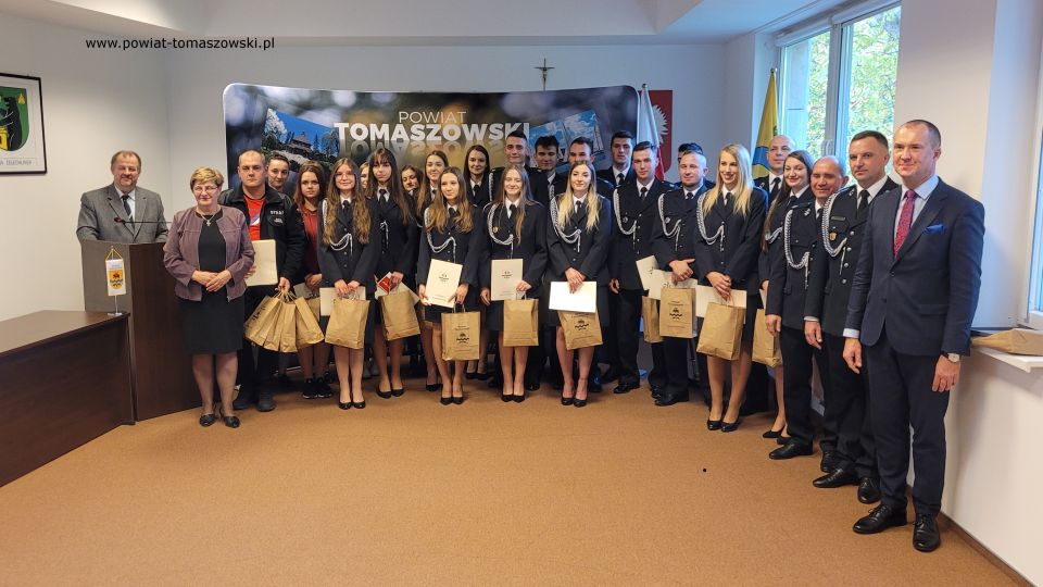 Na zdjęciu: uczestnicy konferencji prasowej, podczas której wręczone zostały wyróżnienia dla strażaków ochotników za udział w VI Wojewódzkich Zawodach Sportowo-Pożarniczych, która odbyła się w piątek, 7 października 2022 roku, w sali konferencyjnej w Starostwie Powiatowym w Tomaszowie Mazowieckim Na zdjęciu: uczestnicy konferencji prasowej, podczas której wręczone zostały wyróżnienia dla strażaków ochotników za udział w VI Wojewódzkich Zawodach Sportowo-Pożarniczych, która odbyła się w piątek, 7 października 2022 roku, w sali konferencyjnej w Starostwie Powiatowym w Tomaszowie Mazowieckim