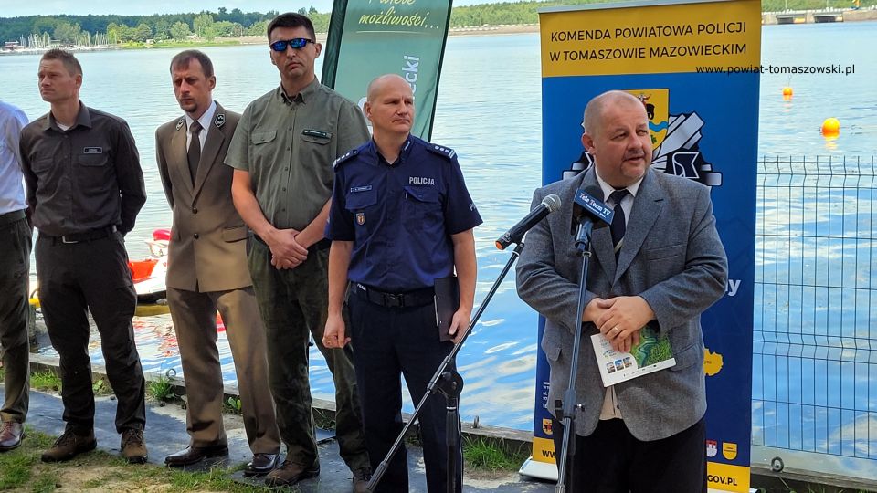 Na zdjęciu: uczestnicy otwarcia sezonu letniego 2022 nad Zalewem Sulejowskim, które odbyło się na terenie WOPR-u nad Zalewem Sulejowskim w Smardzewicach w czwartek, 23 czerwca 2022 roku, 