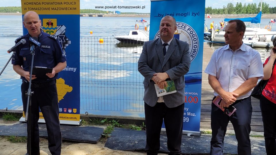 Na zdjęciu: uczestnicy otwarcia sezonu letniego 2022 nad Zalewem Sulejowskim, które odbyło się na terenie WOPR-u nad Zalewem Sulejowskim w Smardzewicach w czwartek, 23 czerwca 2022 roku, 