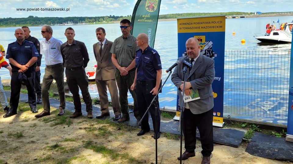 Na zdjęciu: uczestnicy otwarcia sezonu letniego 2022 nad Zalewem Sulejowskim, które odbyło się na terenie WOPR-u nad Zalewem Sulejowskim w Smardzewicach w czwartek, 23 czerwca 2022 roku, 