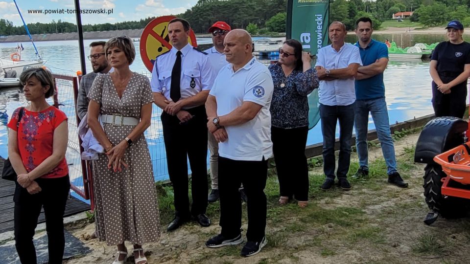 Na zdjęciu: uczestnicy otwarcia sezonu letniego 2022 nad Zalewem Sulejowskim, które odbyło się na terenie WOPR-u nad Zalewem Sulejowskim w Smardzewicach w czwartek, 23 czerwca 2022 roku, 