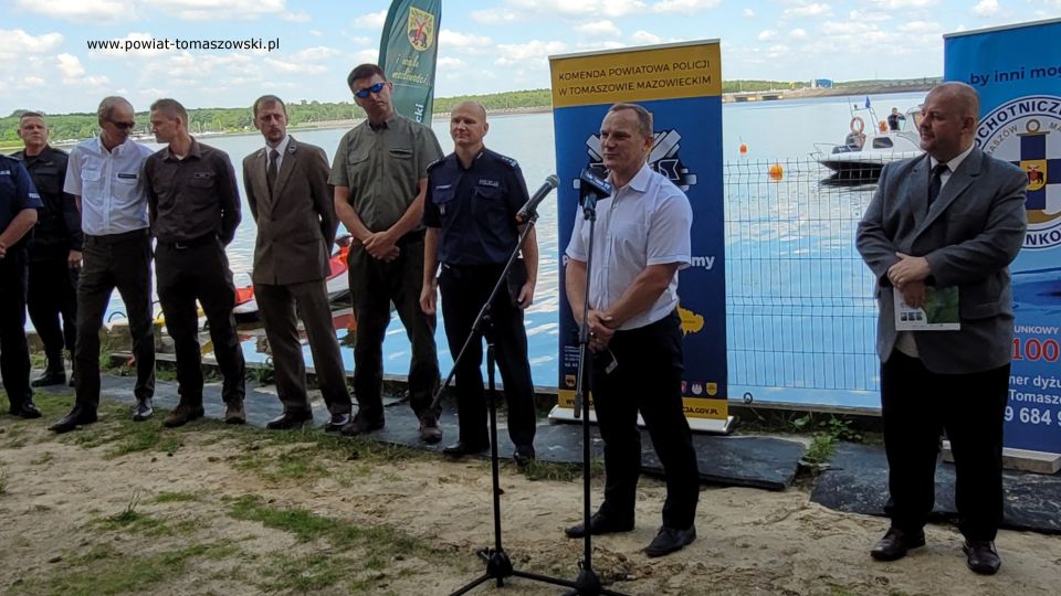 Na zdjęciu: uczestnicy otwarcia sezonu letniego 2022 nad Zalewem Sulejowskim, które odbyło się na terenie WOPR-u nad Zalewem Sulejowskim w Smardzewicach w czwartek, 23 czerwca 2022 roku, 