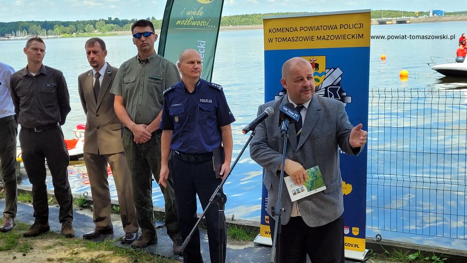 Na zdjęciu: uczestnicy otwarcia sezonu letniego 2022 nad Zalewem Sulejowskim, które odbyło się na terenie WOPR-u nad Zalewem Sulejowskim w Smardzewicach w czwartek, 23 czerwca 2022 roku, 