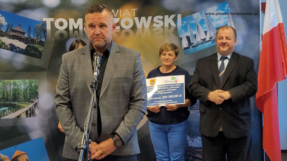 Na zdjęciu: uczestnicy konferencji prasowej, podczas której podpisana została umowa na realizację zadania pod nazwą „Przebudowa chodnika w ciągu drogi powiatowej nr 4338E ul. Zawadzka na odcinku od ul. Mostowej do ul. Orzeszkowej”, która odbyła się w środę, 3 sierpnia 2022 roku, w Sali konferencyjnej Starostwa Powiatowego w Tomaszowie Mazowieckim