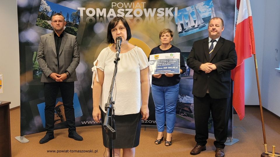 Na zdjęciu: uczestnicy konferencji prasowej, podczas której podpisana została umowa na realizację zadania pod nazwą „Przebudowa chodnika w ciągu drogi powiatowej nr 4338E ul. Zawadzka na odcinku od ul. Mostowej do ul. Orzeszkowej”, która odbyła się w środę, 3 sierpnia 2022 roku, w Sali konferencyjnej Starostwa Powiatowego w Tomaszowie Mazowieckim