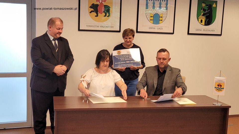 Na zdjęciu: uczestnicy konferencji prasowej, podczas której podpisana została umowa na realizację zadania pod nazwą „Przebudowa chodnika w ciągu drogi powiatowej nr 4338E ul. Zawadzka na odcinku od ul. Mostowej do ul. Orzeszkowej”, która odbyła się w środę, 3 sierpnia 2022 roku, w Sali konferencyjnej Starostwa Powiatowego w Tomaszowie Mazowieckim