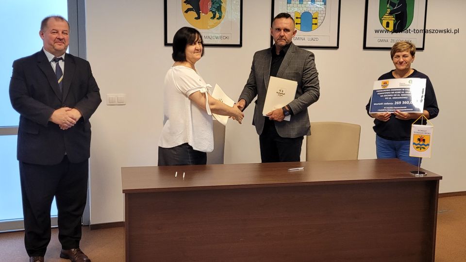 Na zdjęciu: uczestnicy konferencji prasowej, podczas której podpisana została umowa na realizację zadania pod nazwą „Przebudowa chodnika w ciągu drogi powiatowej nr 4338E ul. Zawadzka na odcinku od ul. Mostowej do ul. Orzeszkowej”, która odbyła się w środę, 3 sierpnia 2022 roku, w Sali konferencyjnej Starostwa Powiatowego w Tomaszowie Mazowieckim