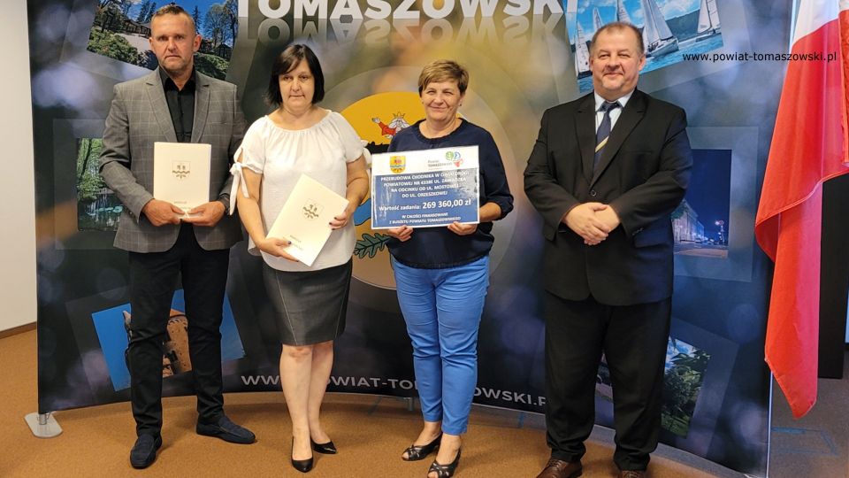 Na zdjęciu: uczestnicy konferencji prasowej, podczas której podpisana została umowa na realizację zadania pod nazwą „Przebudowa chodnika w ciągu drogi powiatowej nr 4338E ul. Zawadzka na odcinku od ul. Mostowej do ul. Orzeszkowej”, która odbyła się w środę, 3 sierpnia 2022 roku, w Sali konferencyjnej Starostwa Powiatowego w Tomaszowie Mazowieckim