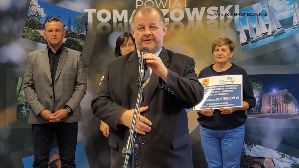 Na zdjęciu: uczestnicy konferencji prasowej, podczas której podpisana została umowa na realizację zadania pod nazwą „Przebudowa chodnika w ciągu drogi powiatowej nr 4338E ul. Zawadzka na odcinku od ul. Mostowej do ul. Orzeszkowej”, która odbyła się w środę, 3 sierpnia 2022 roku, w Sali konferencyjnej Starostwa Powiatowego w Tomaszowie Mazowieckim