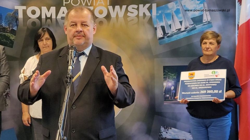 Na zdjęciu: uczestnicy konferencji prasowej, podczas której podpisana została umowa na realizację zadania pod nazwą „Przebudowa chodnika w ciągu drogi powiatowej nr 4338E ul. Zawadzka na odcinku od ul. Mostowej do ul. Orzeszkowej”, która odbyła się w środę, 3 sierpnia 2022 roku, w Sali konferencyjnej Starostwa Powiatowego w Tomaszowie Mazowieckim