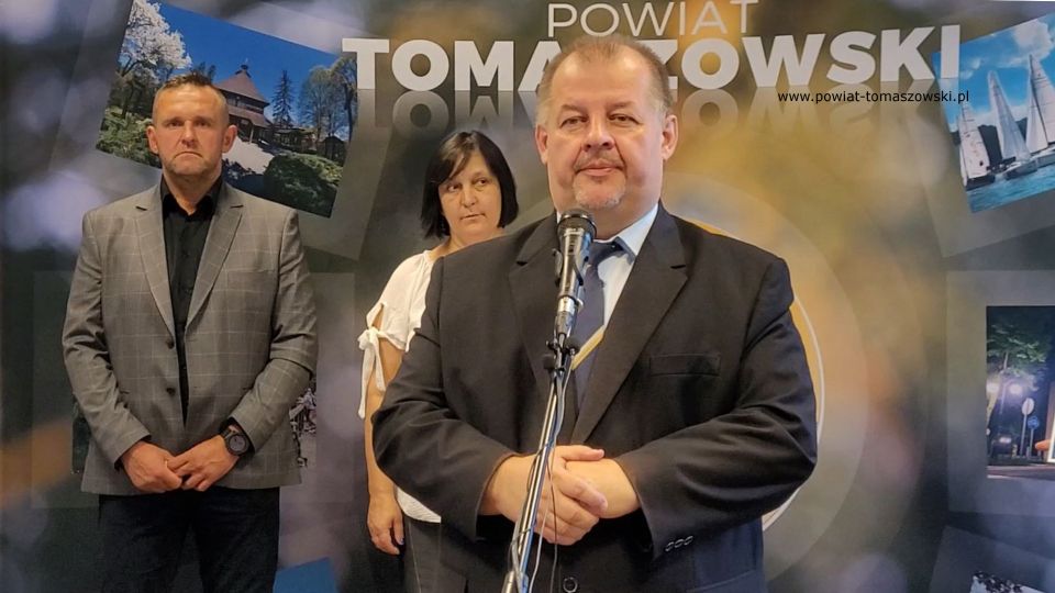 Na zdjęciu: uczestnicy konferencji prasowej, podczas której podpisana została umowa na realizację zadania pod nazwą „Przebudowa chodnika w ciągu drogi powiatowej nr 4338E ul. Zawadzka na odcinku od ul. Mostowej do ul. Orzeszkowej”, która odbyła się w środę, 3 sierpnia 2022 roku, w Sali konferencyjnej Starostwa Powiatowego w Tomaszowie Mazowieckim